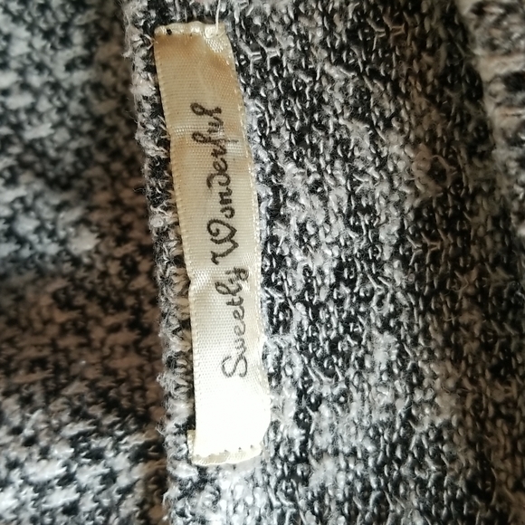 Sweetly Wonderful knit top. - Picture 6 of 7